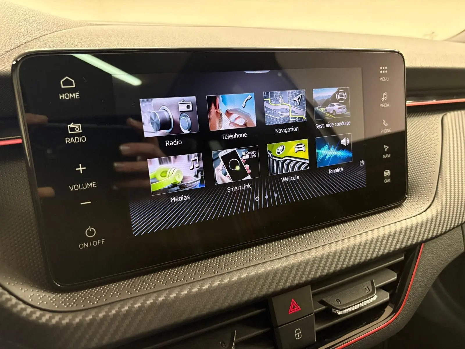 Écran tactile central du Skoda Kamiq Monte Carlo 2024 en gris graphite, avec interface multimédia et finition carbone.