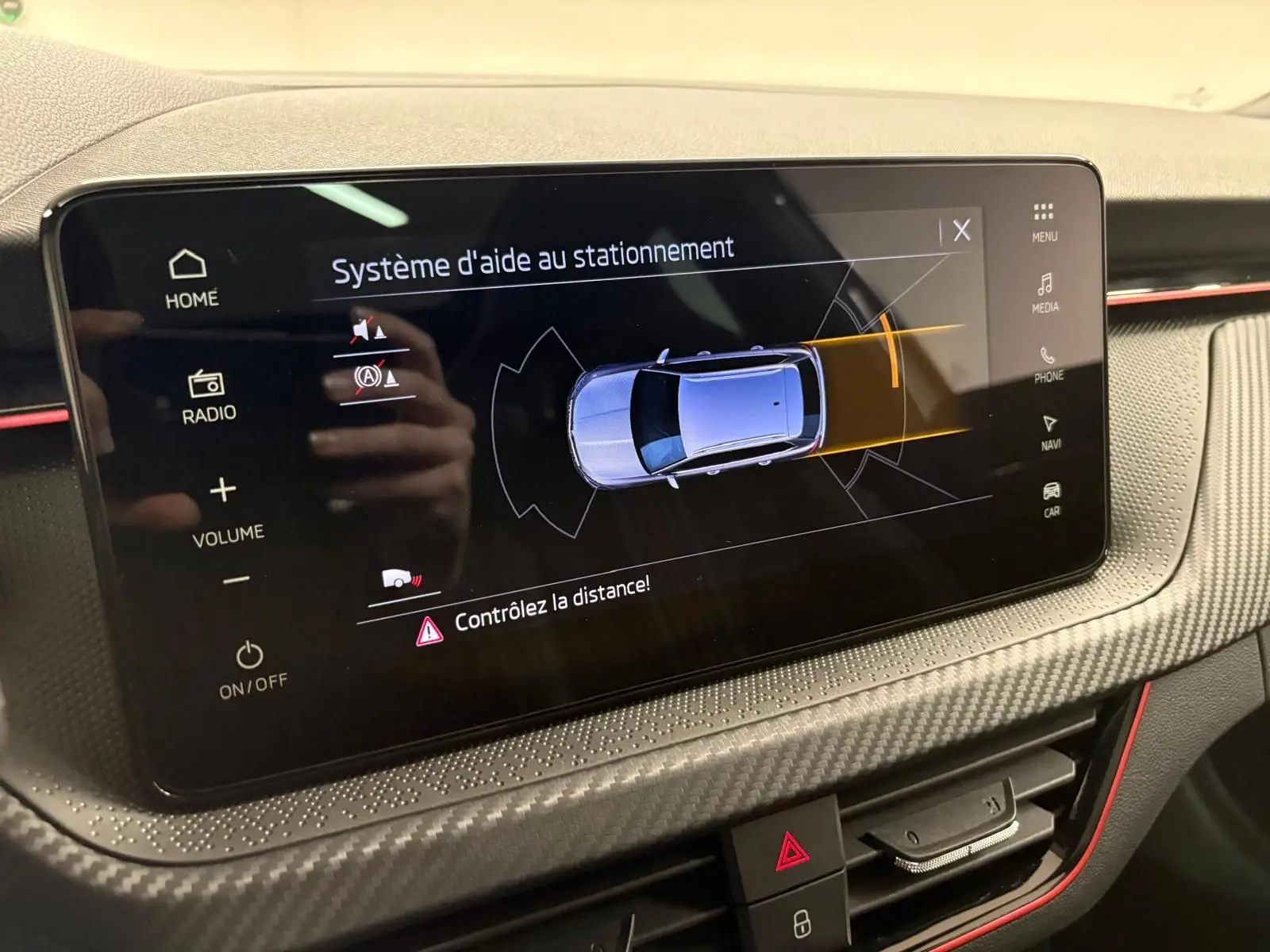 Écran tactile du système d'aide au stationnement dans le tableau de bord du Skoda Kamiq Monte Carlo gris graphite 2024.