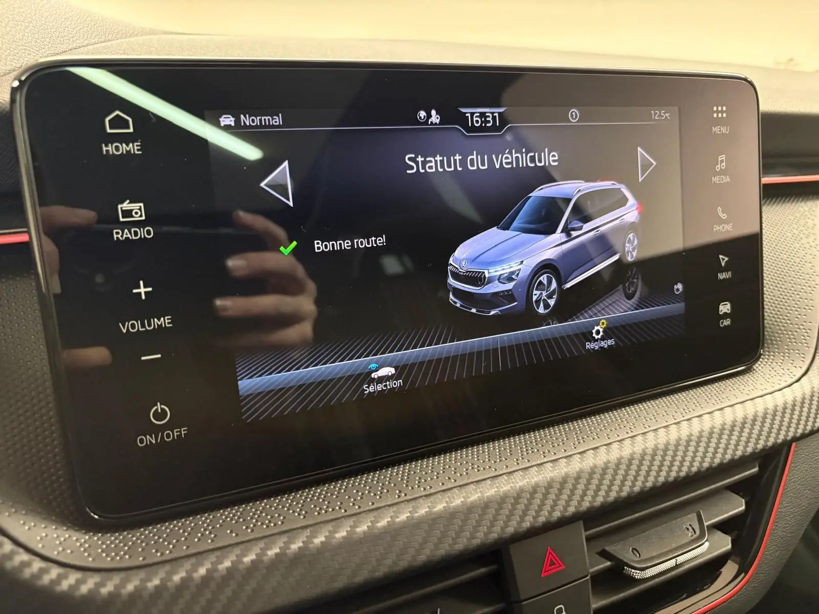 Écran central tactile du Skoda Kamiq Monte Carlo 2024 affichant le statut du véhicule en vue rapprochée intérieure.