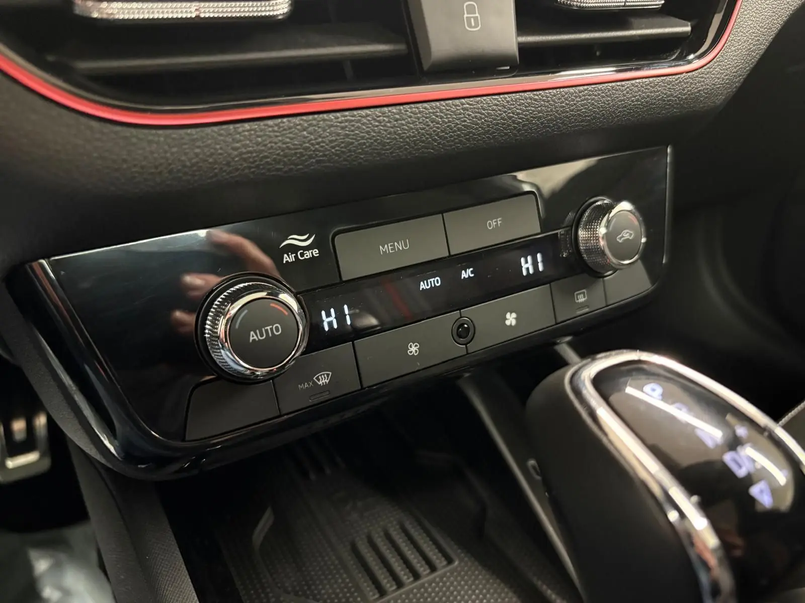 Détail de la console centrale du Skoda Kamiq Monte Carlo 2024 en gris graphite, montrant la climatisation automatique et le levier de vitesse.
