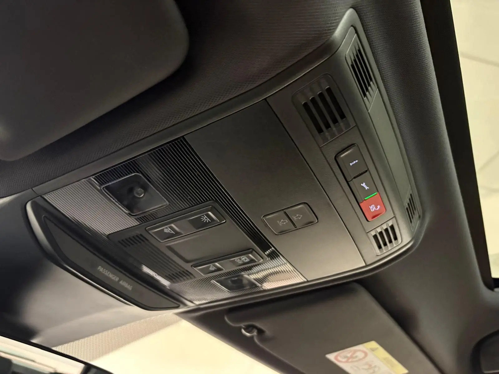 Vue en gros plan du plafonnier noir du Skoda Kamiq 2024 Monte Carlo avec commandes d’éclairage et d’alerte.