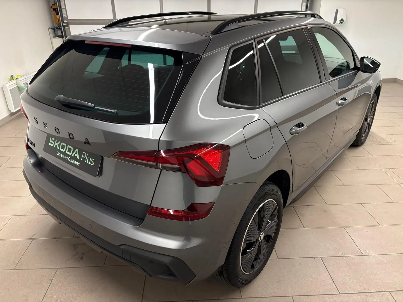 Vue 3/4 arrière droite du Skoda Kamiq 2024 gris graphite version Monte Carlo avec jantes noires distinctives.