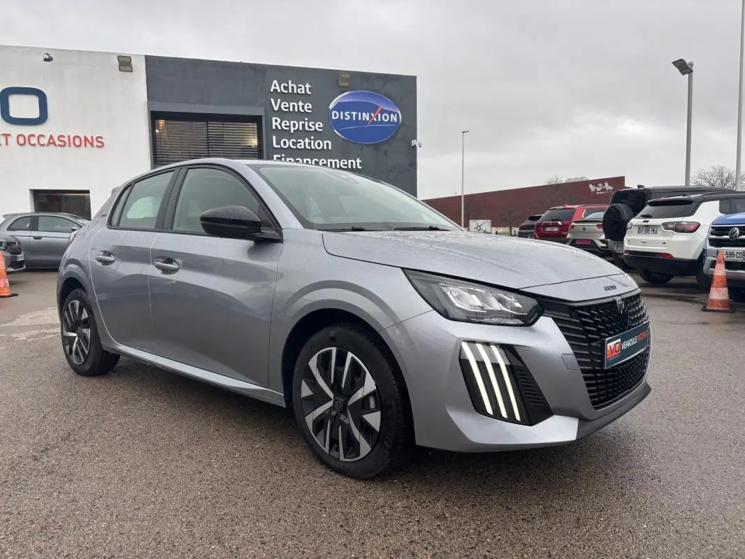 Peugeot 208 Hybrid gris vue 3/4 avant droit, avec feux diurnes à LED verticaux et jantes 16 pouces stylisées.