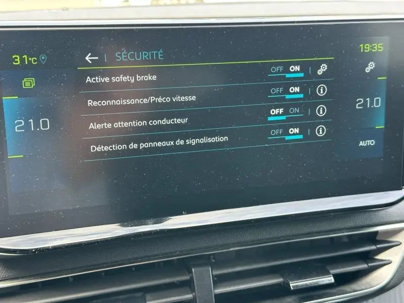 Écran tactile intérieur du Peugeot 3008 bleu montrant les réglages de sécurité et la température à 21°C.