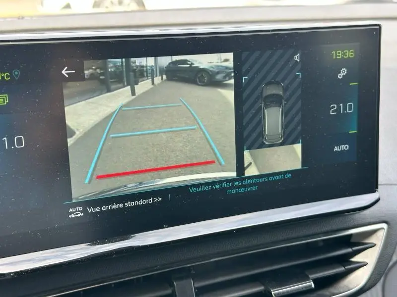 Écran tactile du Peugeot 3008 Hybride Rechargeable montrant la caméra de recul avec vue arrière et capteurs de stationnement.
