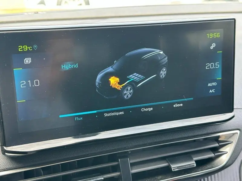 Écran tactile intérieur du Peugeot 3008 hybride rechargeable affichant le schéma de fonctionnement du moteur et batterie.