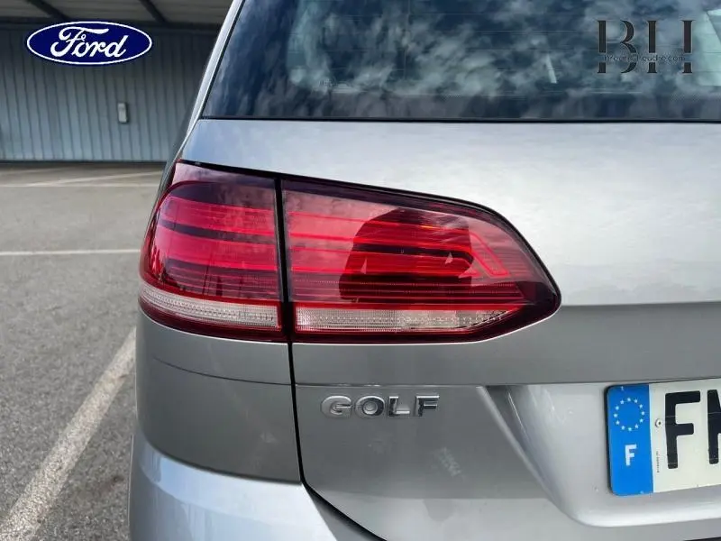 Gros plan sur l'arrière droit d'une Volkswagen Golf SW gris Tungsten avec feux arrière LED et logo Golf visible.
