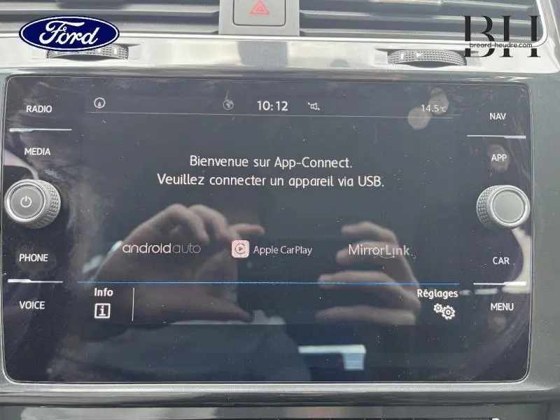 Écran tactile central de la Volkswagen Golf SW gris Tungsten, affichant l'interface App-Connect en intérieur.