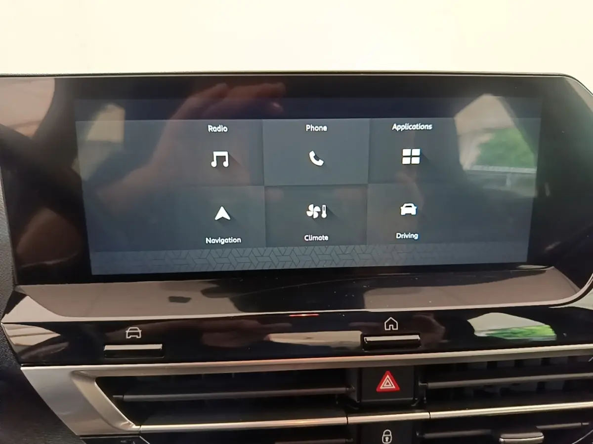 Écran tactile central affichant les menus radio, téléphone, navigation et climatisation dans une Citroën C4 X noire.