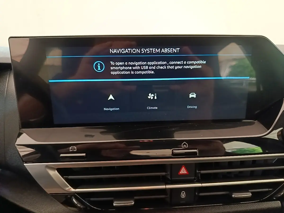 Écran tactile central du tableau de bord noir de la Citroën C4 X PureTech 130, affichant un message d'absence de navigation.