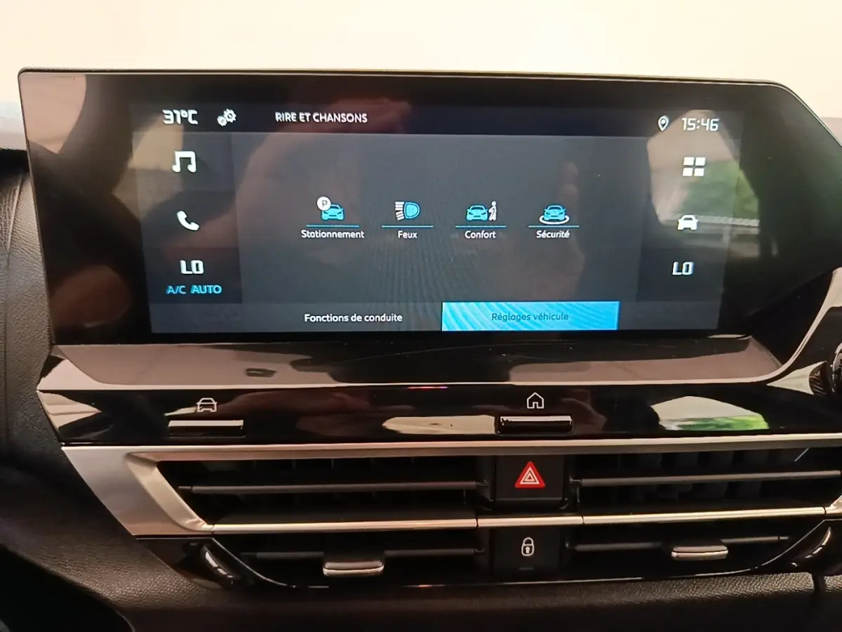 Écran tactile central de 10 pouces affichant les réglages véhicule dans l'habitacle noir du Citroën C4 X 2023.