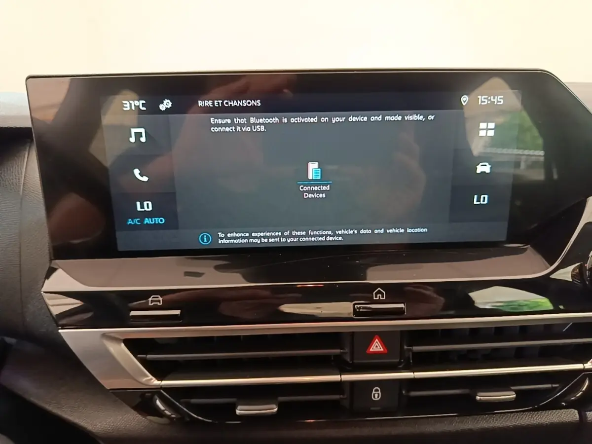 Écran tactile central de la Citroën C4 X noire, affichant la connexion Bluetooth, vue intérieure frontale.