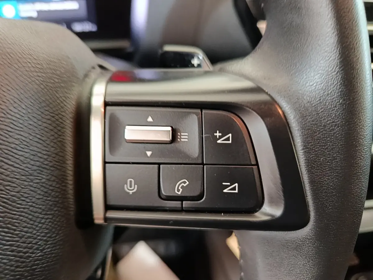 Gros plan sur les commandes multifonctions du volant cuir noir de la Citroën C4 X PureTech 130 Feel Pack 2023.