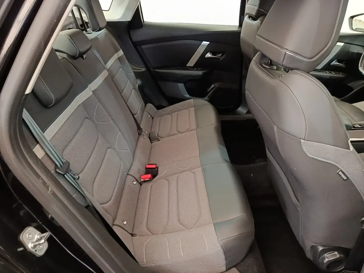 Vue intérieure côté gauche sur la banquette arrière grise et noire de la Citroën C4 X PureTech 130 2023.