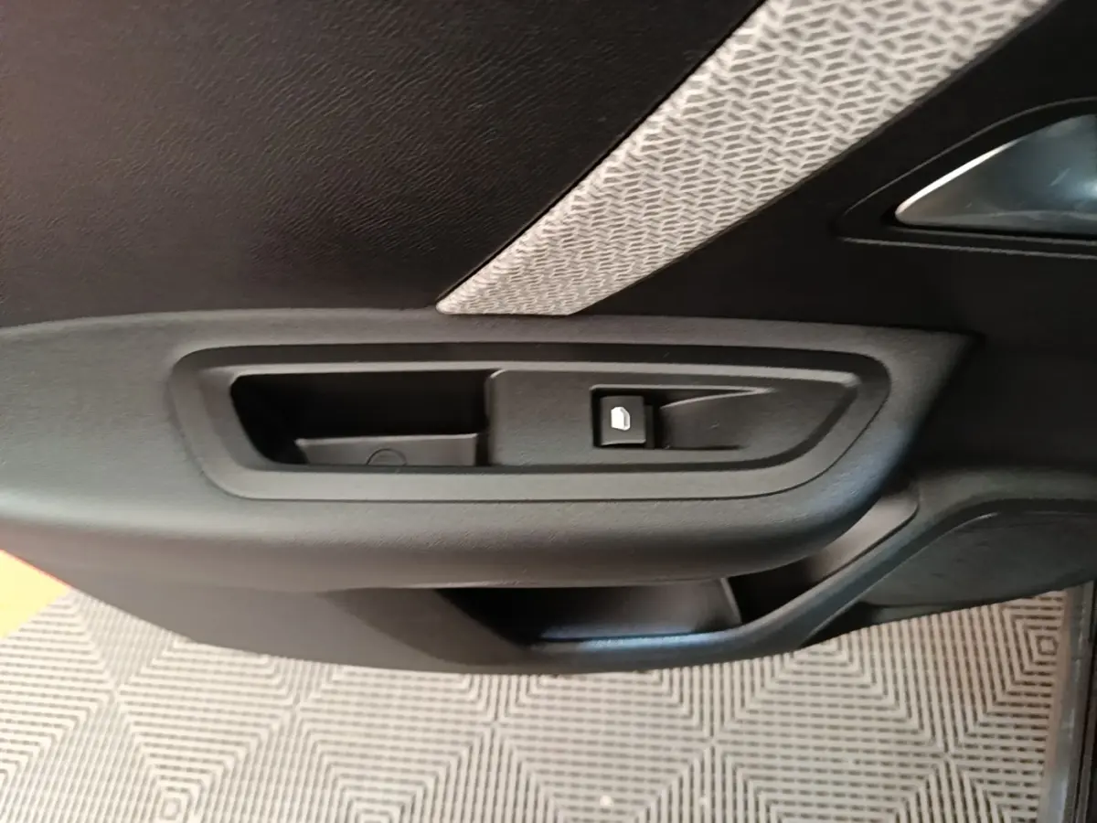 Poignée intérieure noire côté gauche avec bouton de verrouillage sur porte d’une Citroën C4 X PureTech 130 2023.