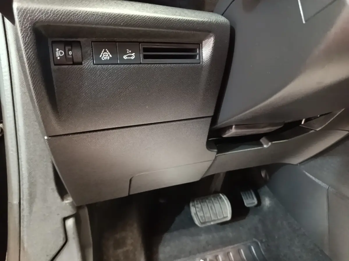 Vue rapprochée des commandes côté gauche sous le tableau de bord noir de la Citroën C4 X 2023 PureTech 130.