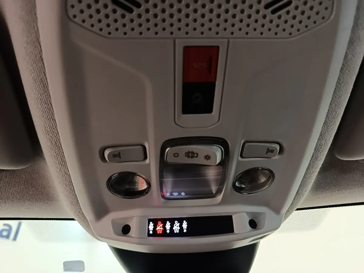 Vue intérieure du plafonnier avec commandes d’éclairage et alerte ceinture dans une Citroën C4 X noire.