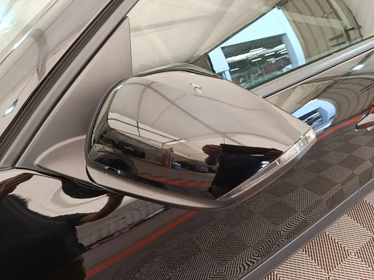 Rétroviseur noir côté gauche de la Citroën C4 X 2023 PureTech, avec clignotant intégré, vue rapprochée.