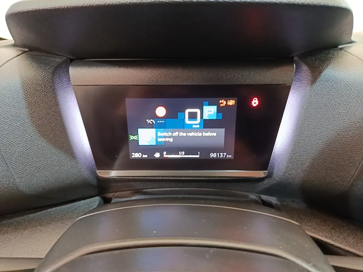 Affichage numérique du combiné d'instruments de la Citroën C4 X PureTech 130, vue frontale rapprochée.