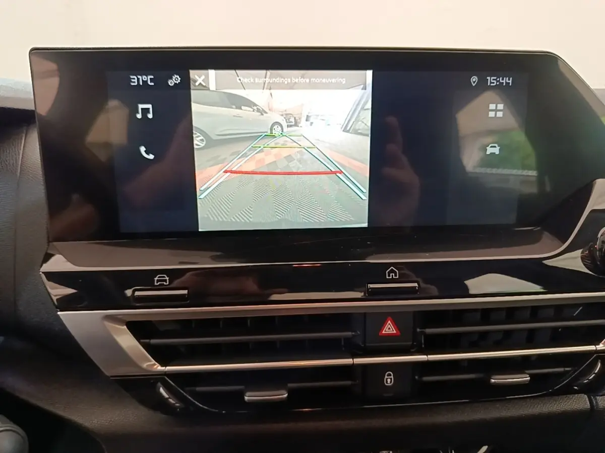 Écran tactile central affichant la caméra de recul dans l'habitacle de la Citroën C4 X noire, vue de face.