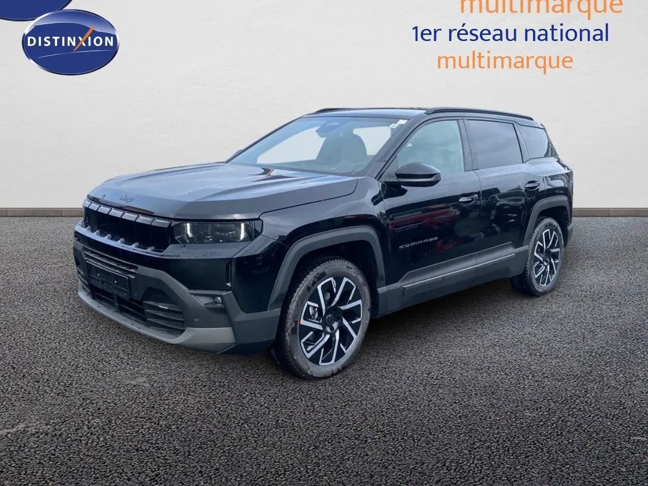 Jeep Compass noir Vulcano métal en 3/4 avant droit, avec jantes bicolores et calandre imposante.