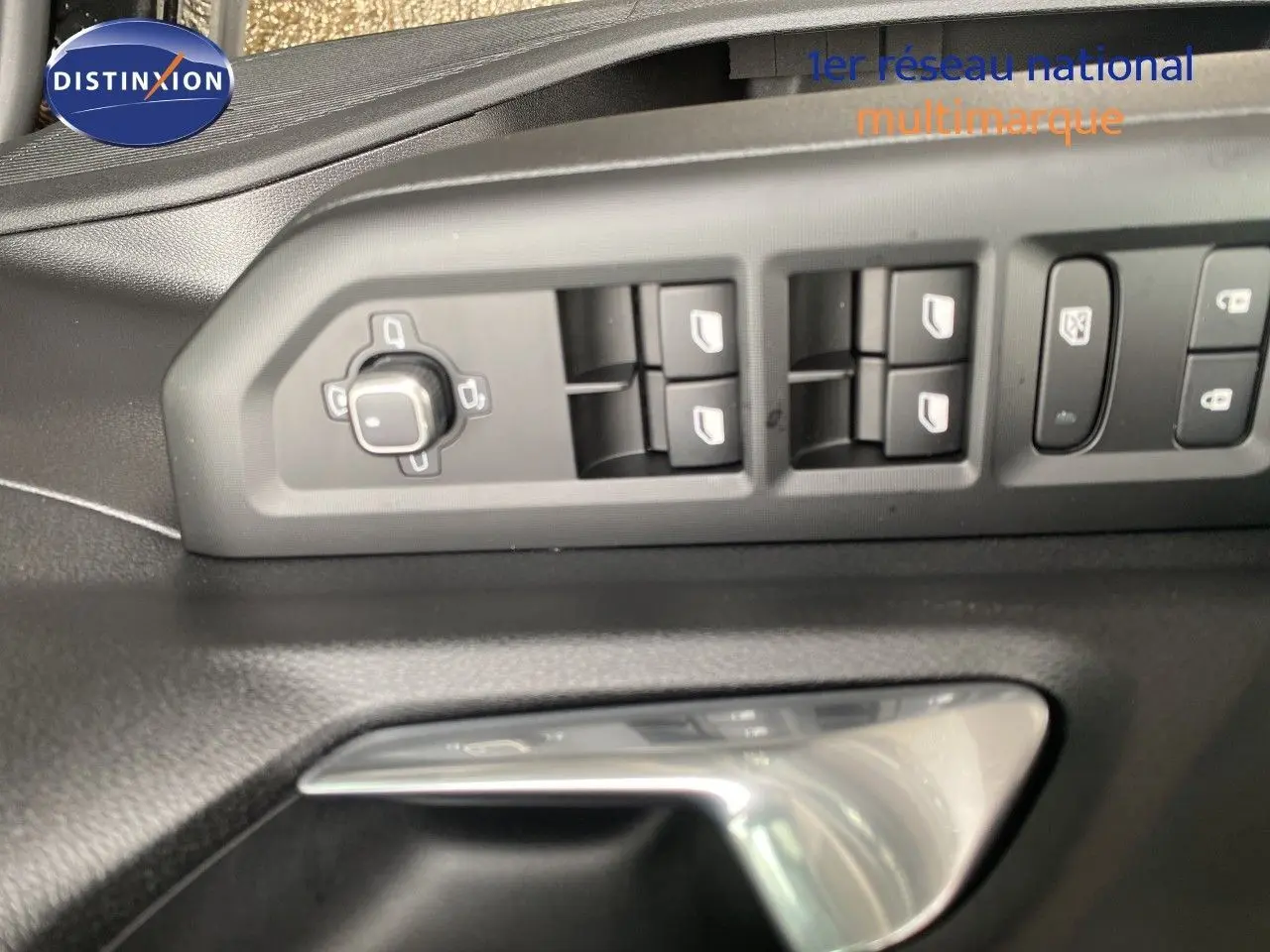 Gros plan sur les commandes de lève-vitres et rétroviseurs côté gauche intérieur du Jeep Compass noir Vulcano 2026.
