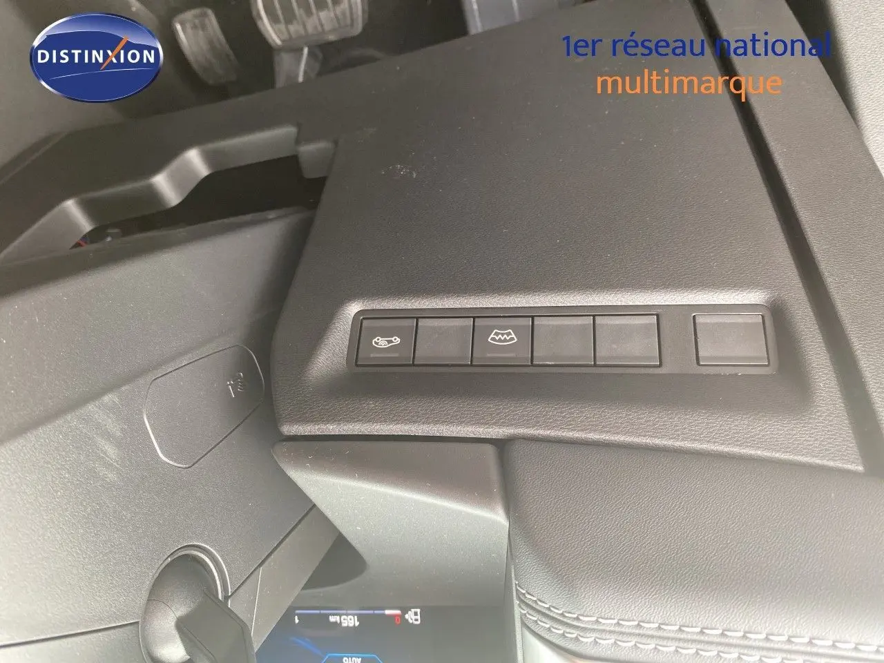 Gros plan sur les boutons de commande du tableau de bord noir du Jeep Compass MHEV 145CH BVA Summit 2026.
