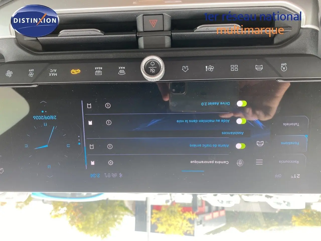 Vue rapprochée de la console centrale du Jeep Compass 2026 noir Vulcano, avec écran tactile et commandes climatisation.