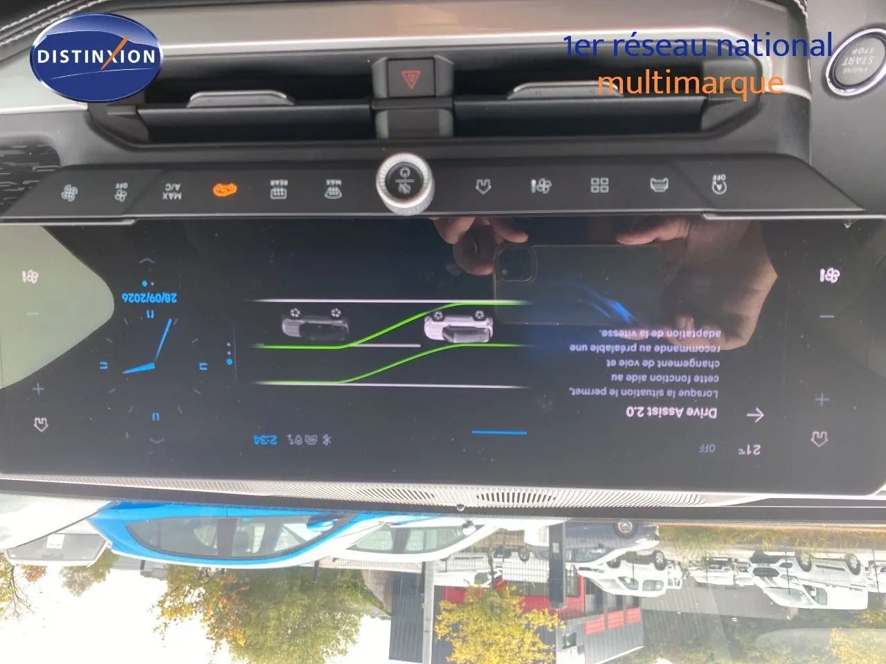 Vue rapprochée de l'écran tactile du tableau de bord du Jeep Compass noir Vulcano, affichant l'assistance à la conduite.