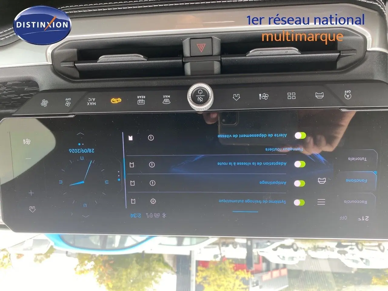 Vue rapprochée de l’écran tactile central du Jeep Compass noir Vulcano 2026, affichant les réglages du véhicule.