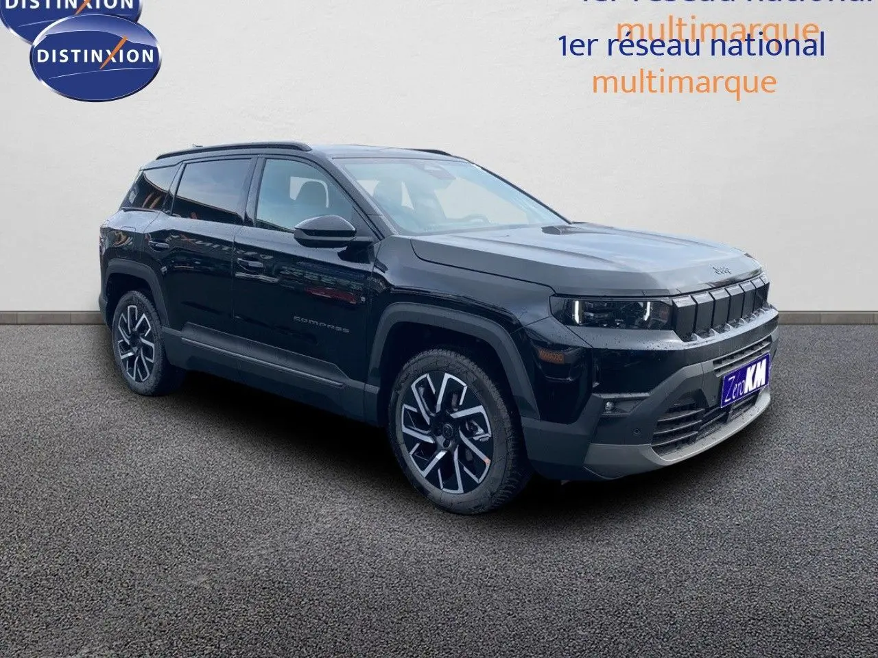 Jeep Compass noir Vulcano métal en 3/4 avant droit, avec jantes bi-ton et calandre distinctive noire.