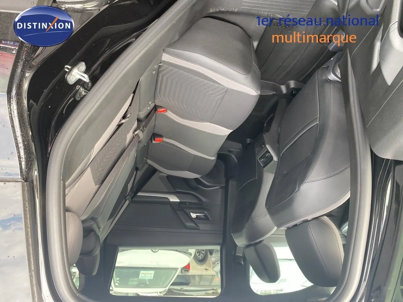 Vue intérieure côté arrière droit du Jeep Compass noir Vulcano, montrant les sièges en tissu et cuir avec surpiqûres contrastées.