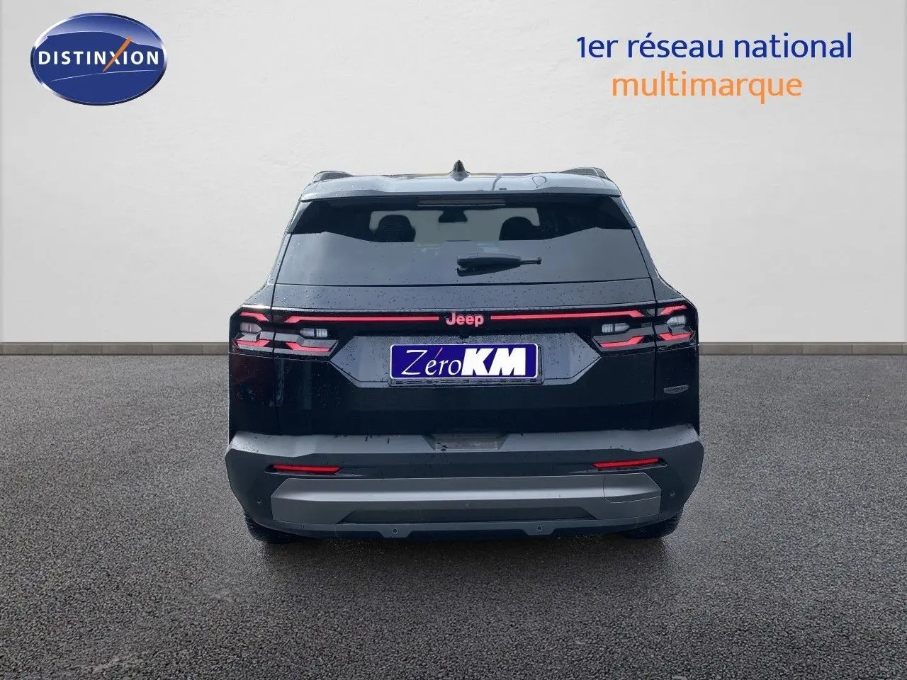 Vue arrière d'un Jeep Compass noir Vulcano metal 2026 avec feux arrière LED et logo rouge éclairé.