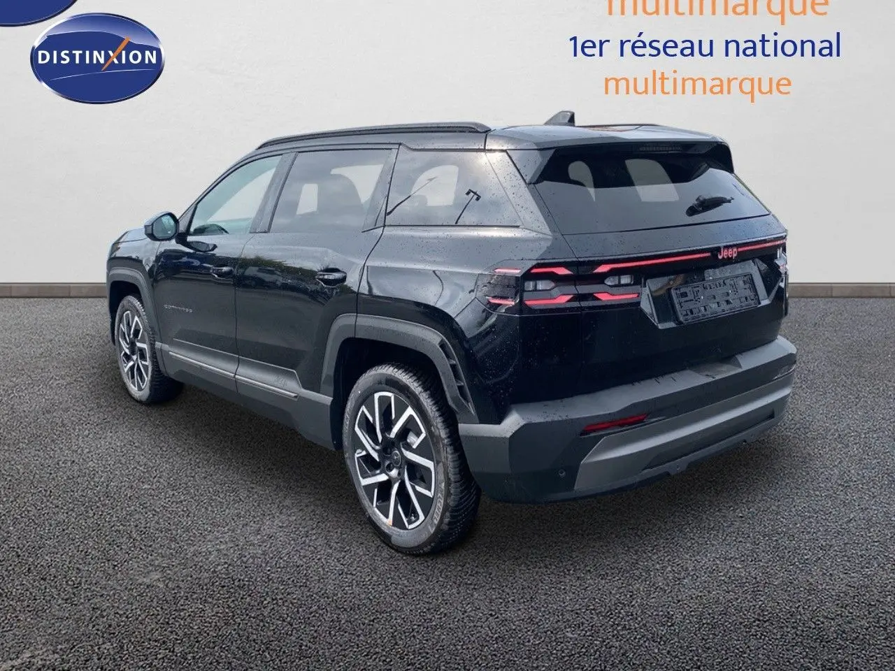 Jeep Compass noir Vulcano métal en 3/4 arrière droit, avec feux arrière LED et jantes alliage bicolores.