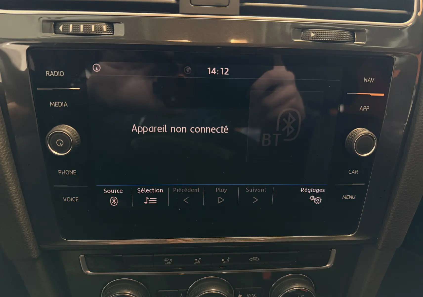 Vue rapprochée de l’écran tactile central de la Volkswagen Golf TSI 130 Confortline 2019 avec affichage Bluetooth non connecté.