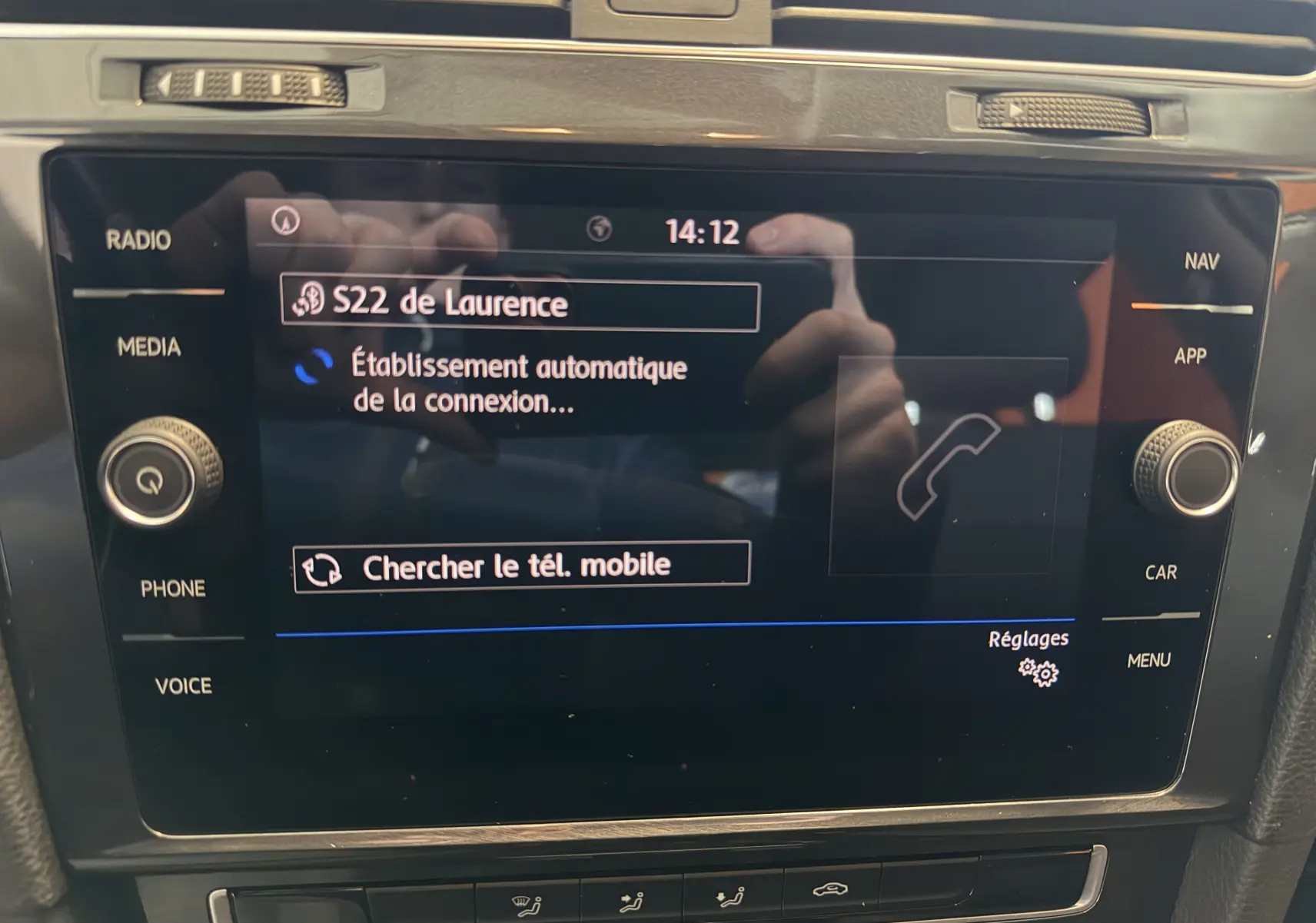 Écran tactile central de la Volkswagen Golf TSI 130 Confortline gris, affichant la connexion Bluetooth en cours.