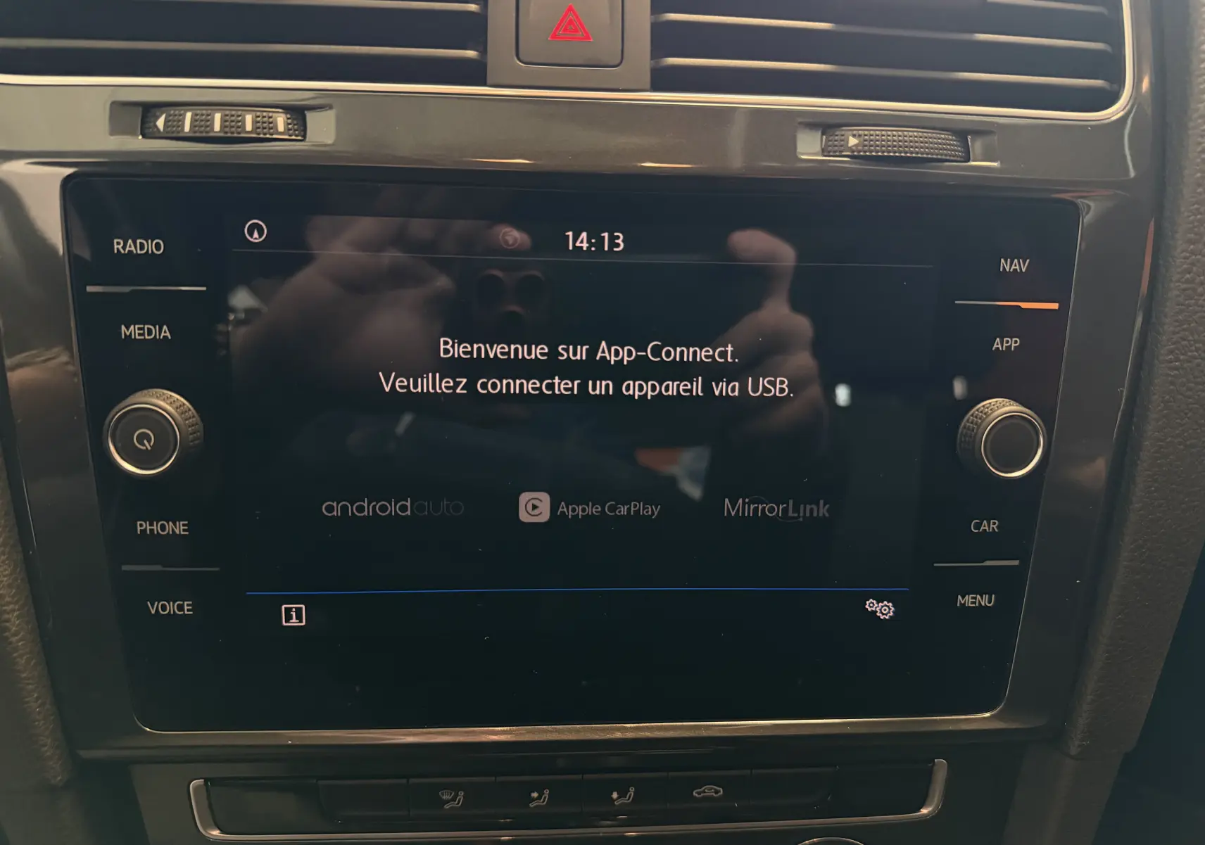 Vue rapprochée de l’écran tactile central noir de la Volkswagen Golf TSI 130 Confortline 2019 affichant App-Connect.