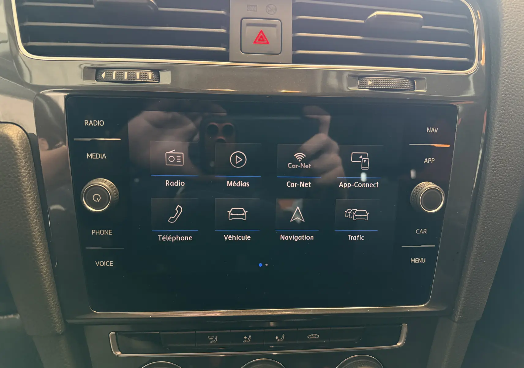 Écran tactile central de la Volkswagen Golf TSI 130 Confortline 2019, affichant les options multimédias et navigation.