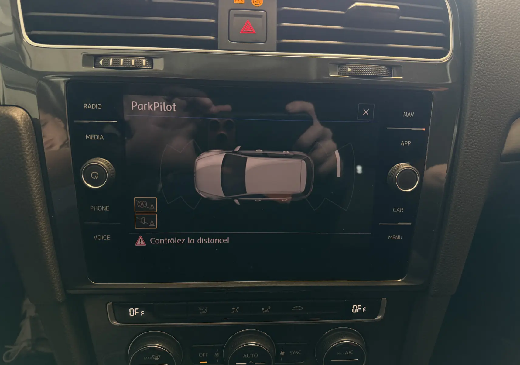 Vue rapprochée de l’écran tactile central de la Volkswagen Golf gris 2019 affichant le système ParkPilot avec alertes de distance.