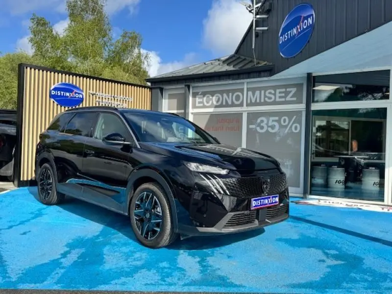 Peugeot 5008 Hybrid noir Perla Nera vue 3/4 avant droit sur parking bleu devant concession Distinxion.