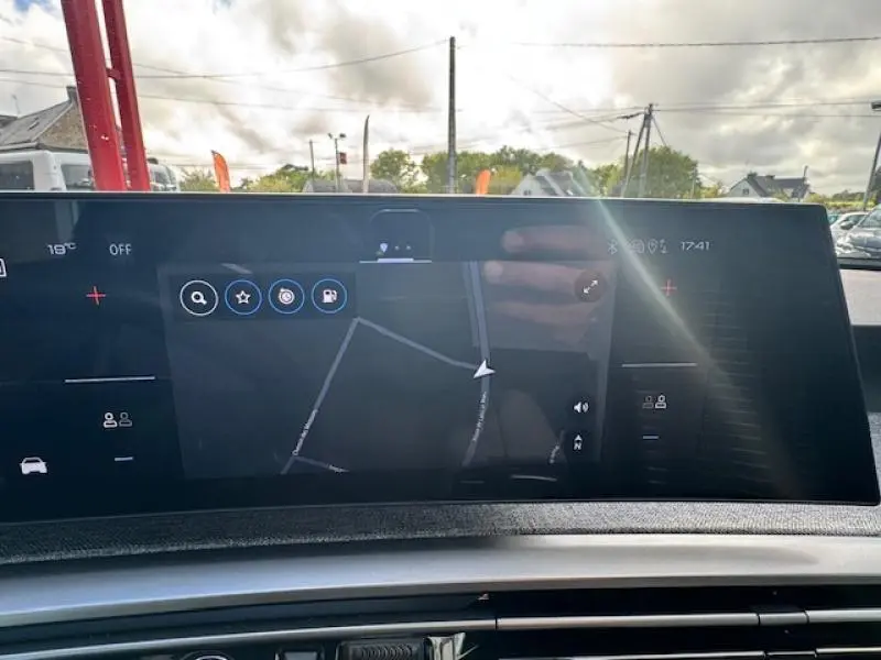 Écran tactile central du Peugeot 5008 Hybrid 136ch Allure 2025 affichant la navigation, intérieur moderne et lumineux.