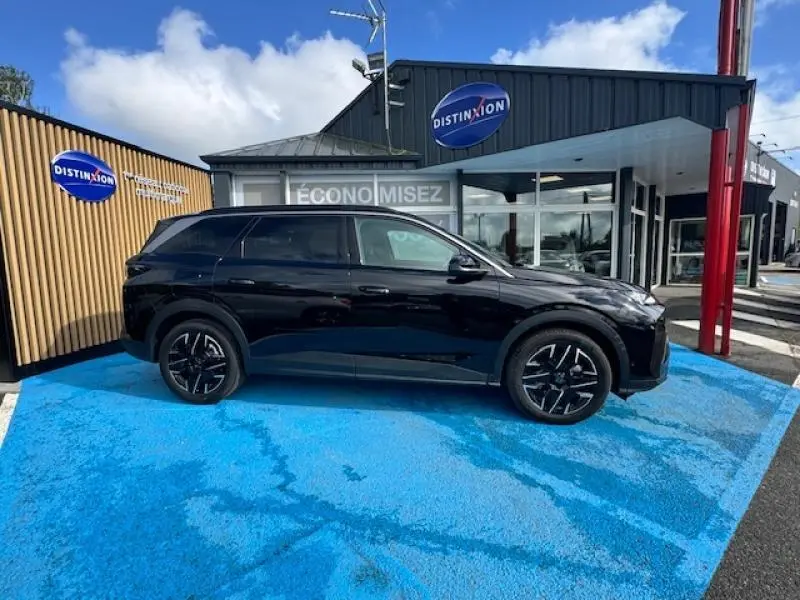 Peugeot 5008 Hybrid noir Perla Nera vue de profil côté gauche sur parking bleu devant concession Distinxion.