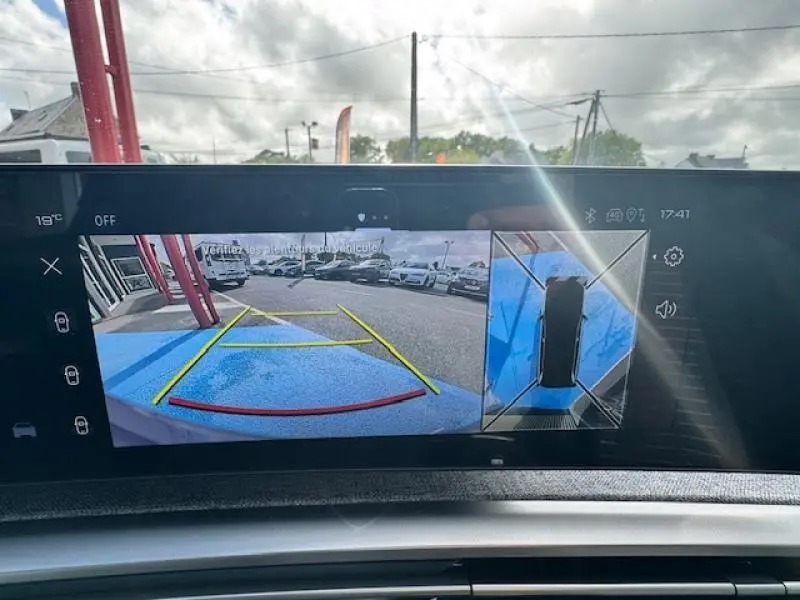 Affichage de la caméra de recul et vue 360° sur l'écran du tableau de bord d'un Peugeot 5008 noir, avec repères de stationnement visibles.