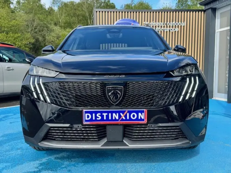 Vue avant frontale du Peugeot 5008 Hybrid noir Perla Nera avec calandre noire et feux LED distinctifs.