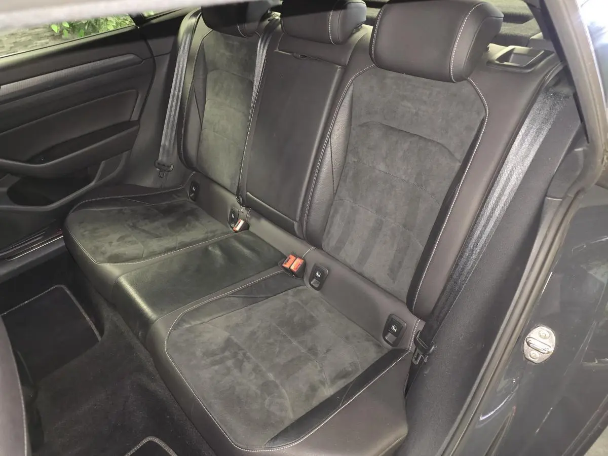 Vue intérieure de la banquette arrière en cuir et alcantara noir du Volkswagen Arteon 2020, côté droit ouvert.