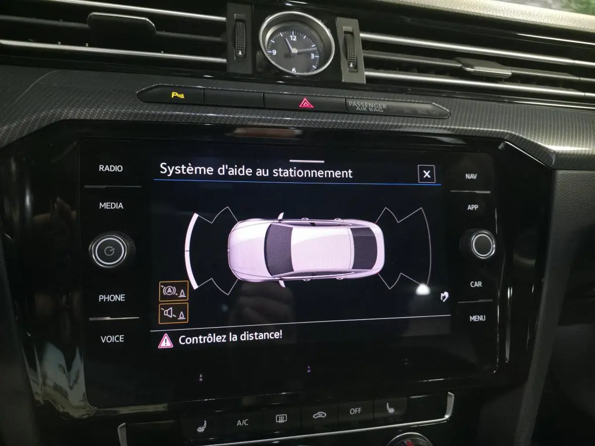 Vue rapprochée de l’écran tactile du système d’aide au stationnement dans un Volkswagen Arteon gris, finition R-Line.