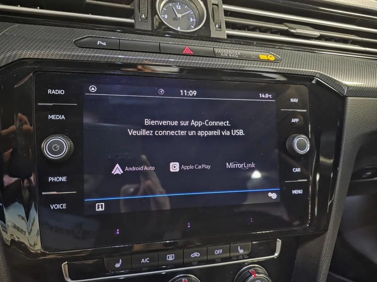 Vue rapprochée de la console centrale noire brillante du Volkswagen Arteon 2020 avec écran tactile App-Connect allumé.