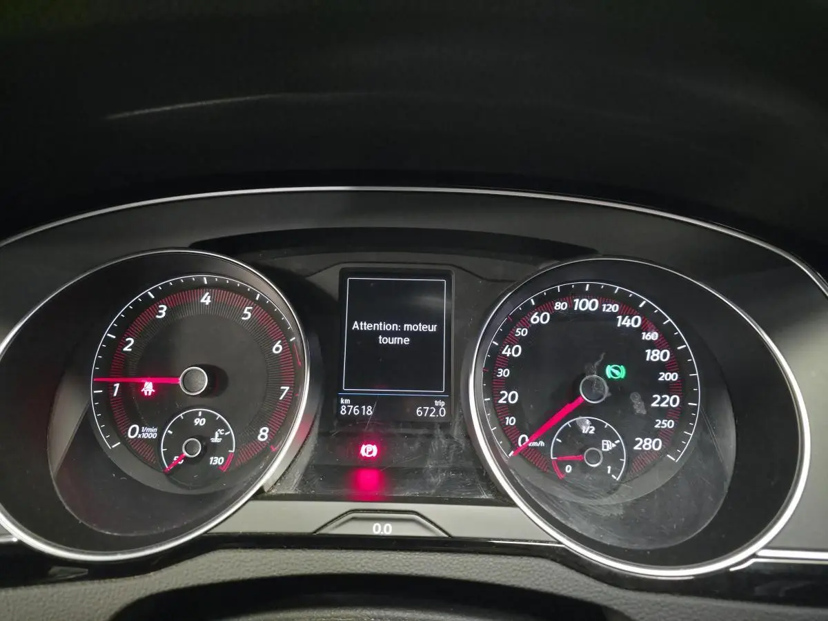Vue rapprochée du tableau de bord noir du Volkswagen Arteon 2020 avec compte-tours et vitesse affichés.