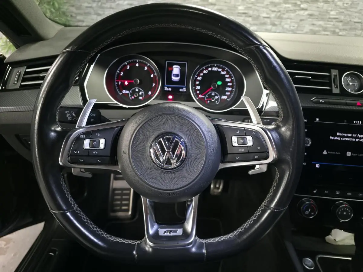 Vue frontale centrée sur le volant cuir noir R-Line du Volkswagen Arteon 2020 avec tableau de bord et écran tactile.