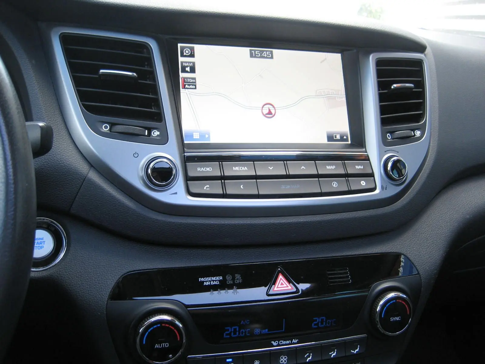 Vue rapprochée du tableau de bord du Hyundai Tucson 2016, avec écran tactile de navigation et commandes de climatisation.